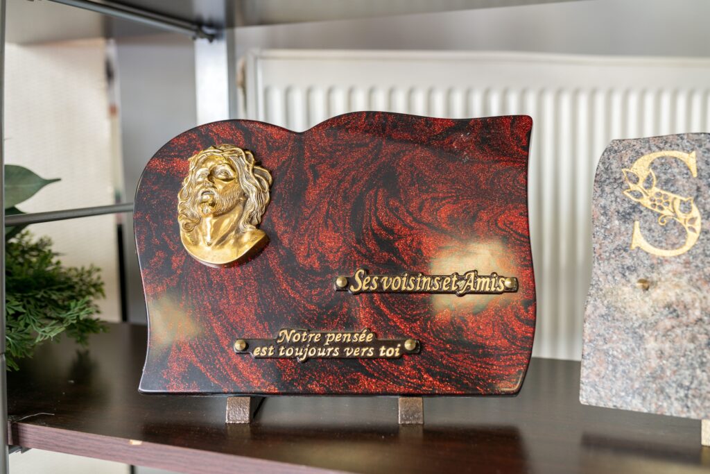 fleurs dans un vase dans un cimetiere