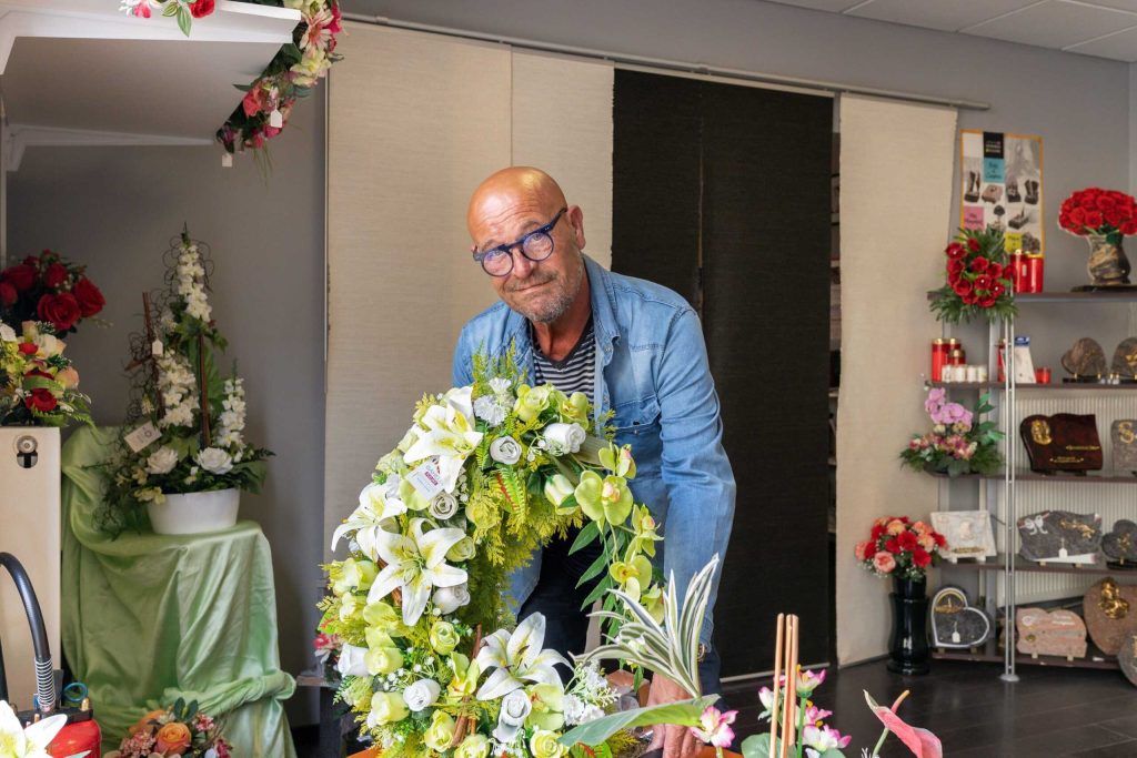 fleurs dans un vase dans un cimetiere