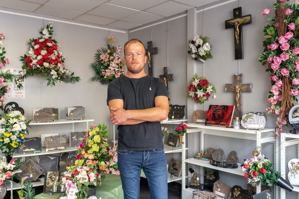 fleurs dans un vase dans un cimetiere